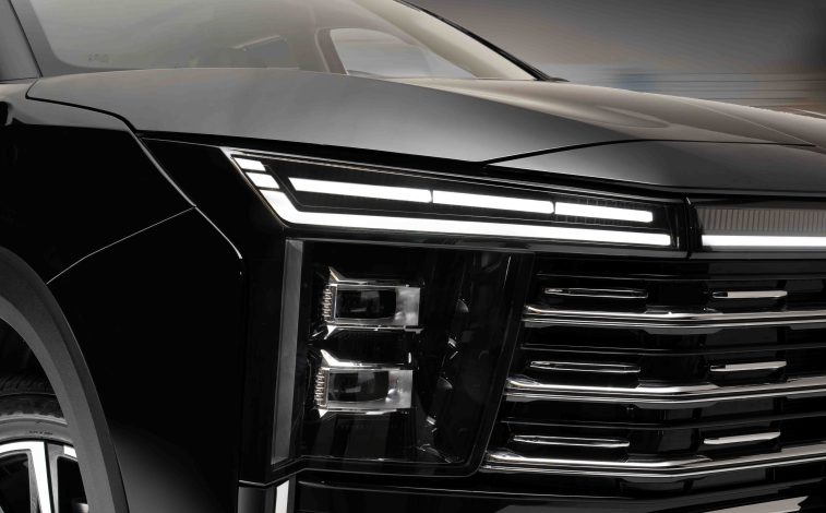 Vehículo JAC con enfoque en frente y faros